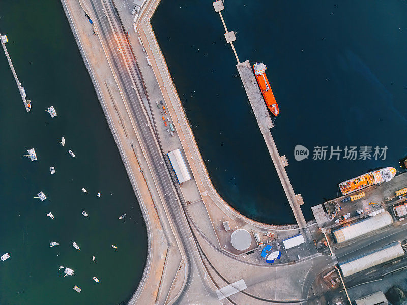 海港的进出口业务和物流。用起重机把货物运到港口。国际水运。鸟瞰图和俯视图