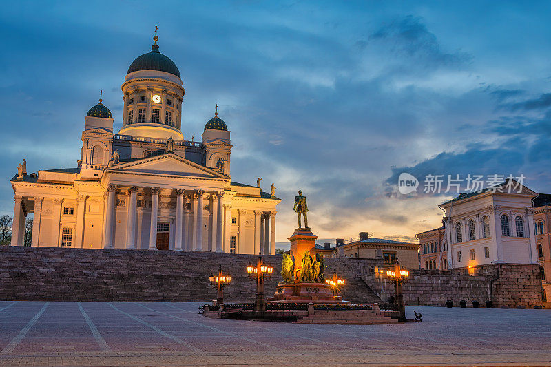 芬兰赫尔辛基，日出城市天际线在赫尔辛基大教堂和参议院广场