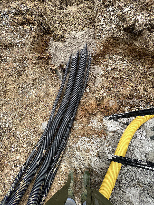 施工现场铺设管道电缆