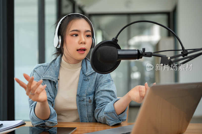 一位专业的亚洲女性电台主持人或播客主持人正在对着麦克风讲话