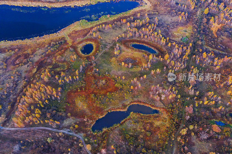 秋季草地鸟瞰图。无人机摄影。十月。节约用水。可持续性。保护自然。湖