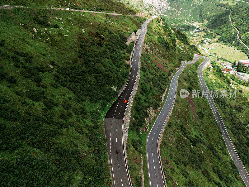 瑞士山路上的汽车鸟瞰图