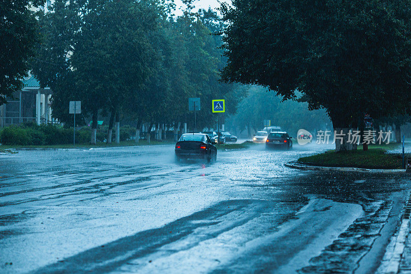 湿沥青。雨滴落在路上。天气。背景。雨