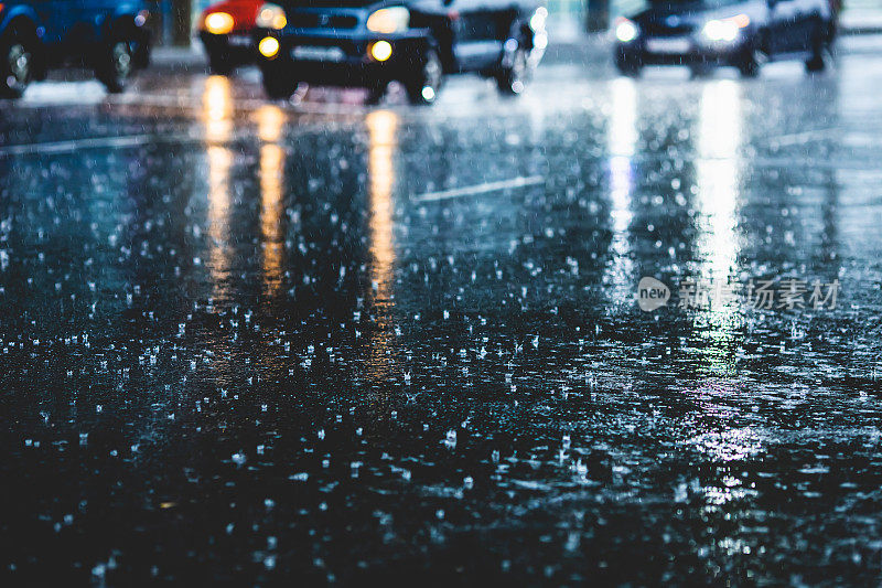 湿沥青。雨滴落在路上。天气。背景。雨