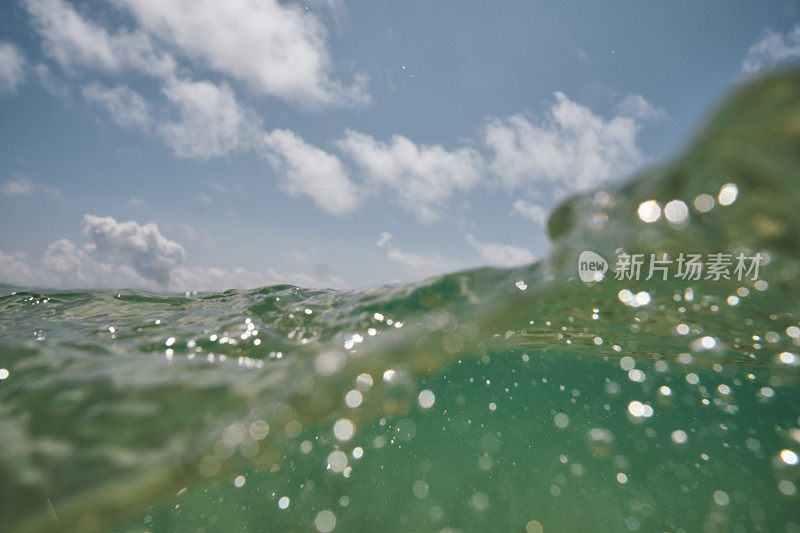 田园般的海滨夏日，海面上和海面下，夏日蓝天白云，碧海澄澈。