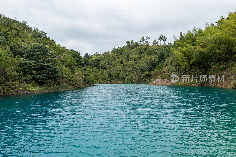 五颜六色的游泳池在山上