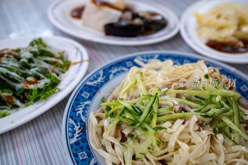 台湾嘉义地区的传统食品，当地的传统冷面和凉菜都相当美味，又称:白醋冷面、蛋黄酱冷面。