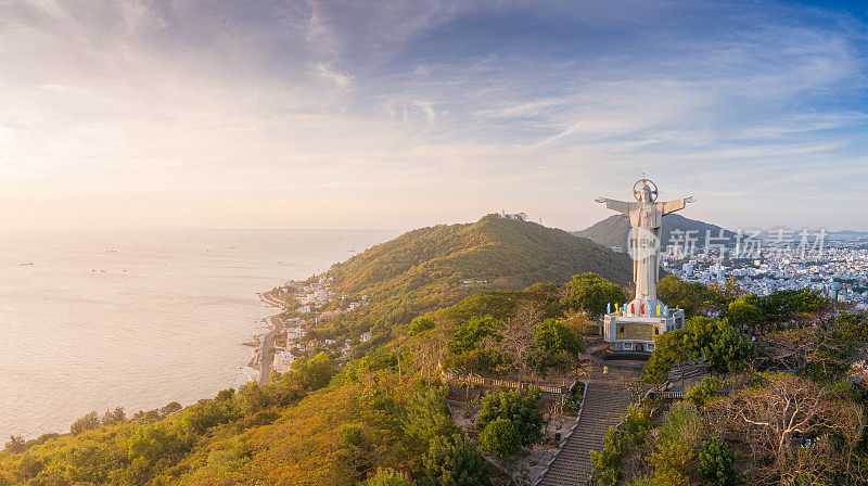 鸟瞰越南凤头市，俯瞰这座宁静美丽的海滨城市，站在凤头市Nho山上的基督雕像后面。