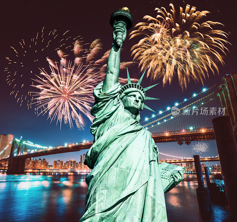 在曼哈顿的自由女神像上放烟花