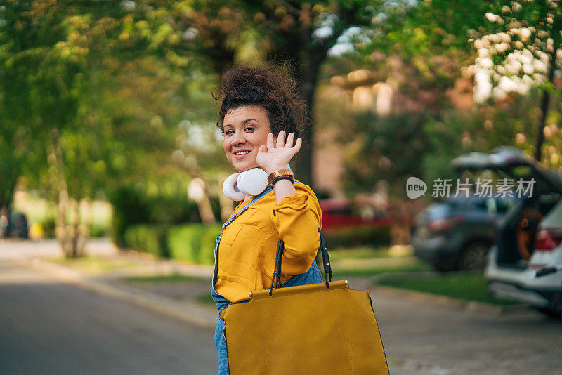 一张成年妇女购物归来的照片。