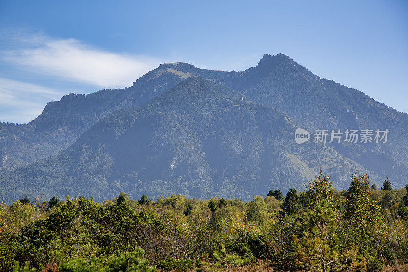 巴伐利亚风景，前景是荒野，背景是山脉