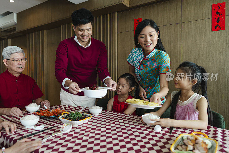 新加坡华人家庭正在为春节团圆饭摆桌子