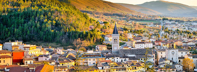 翁布里亚(Umbria)中世纪村庄的美丽而令人联想的城镇景观，沉浸在夕阳的光芒中