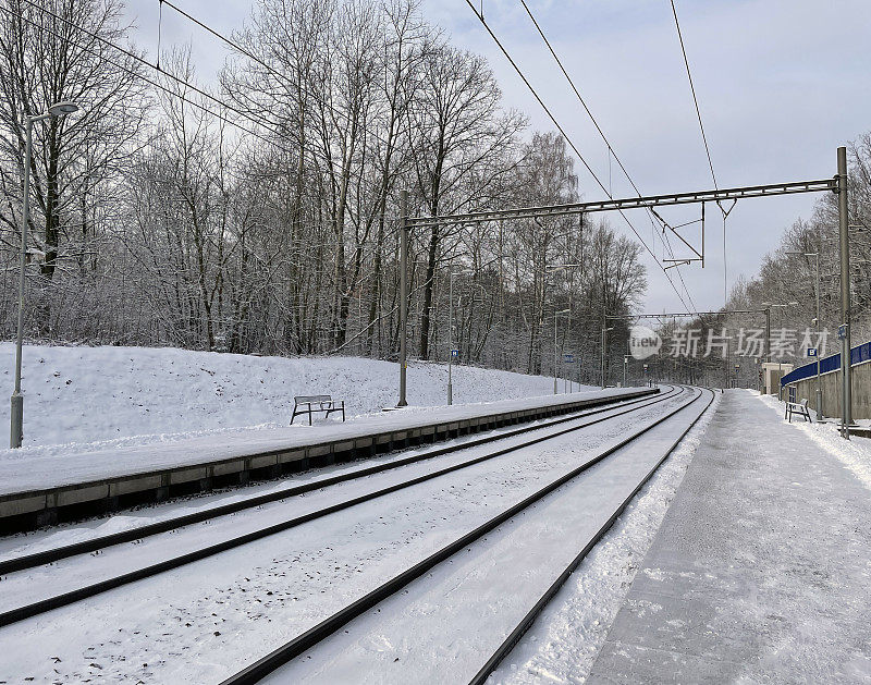 白雪覆盖的铁路。小火车站。