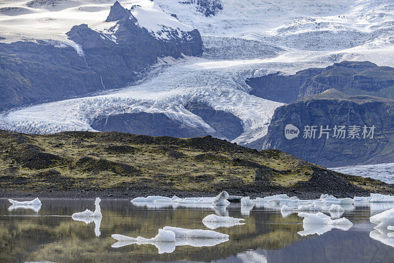 Fjallsárlón冰川泻湖中融化的冰山，背景是Vatnaj?kull冰川