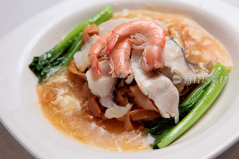 中式炒鹤味桂道对虾鱼海鲜蛋菜白底浓汁融合亚洲清真餐饮宴会菜单