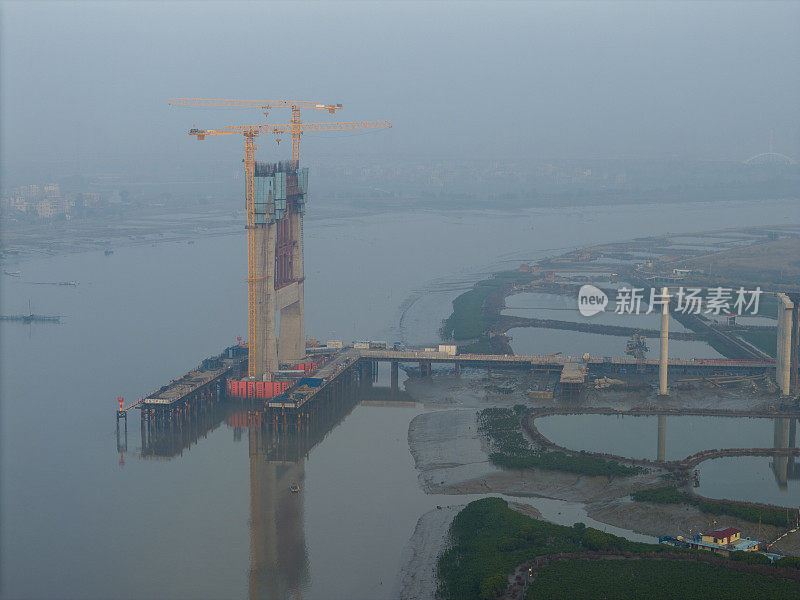 日出时在建跨海大桥的航拍照片