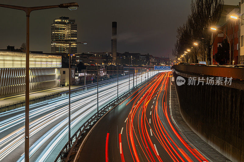 夜间柏林城市高速公路上的高角度灯光