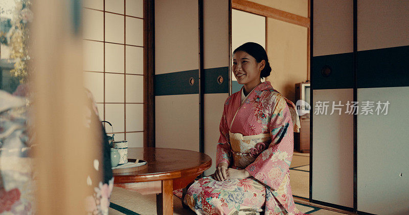 女子茶道与日本传统的榻榻米房的宗教文化相尊重或仪式。亚洲人，下跪和服练习或温饮正念疗愈，敬拜或圣洁