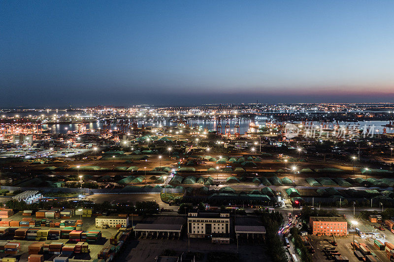 集装箱船夜间工业港口鸟瞰图