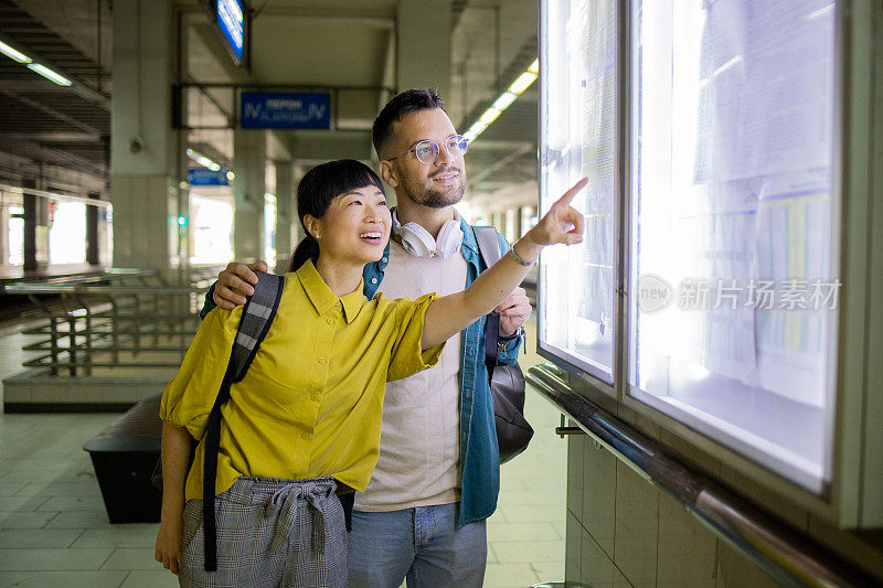 两个年轻人正在旅行和乘坐地铁