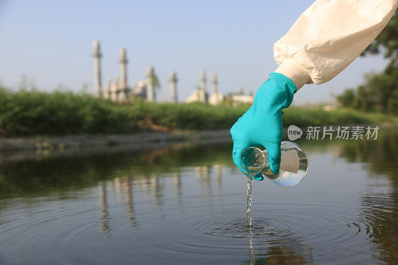 环保人士使用化学瓶收集有毒水的样本进行测试，并与工业用水的质量进行检查
