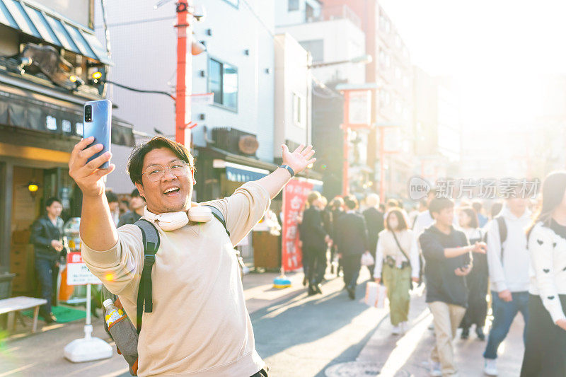 一名亚洲男子在日本东京浅草区旅行