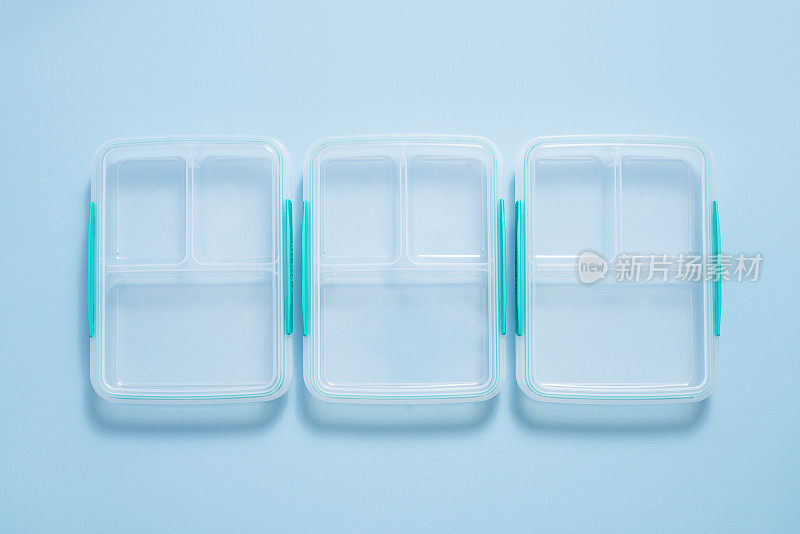 蓝色背景的空塑料食品容器