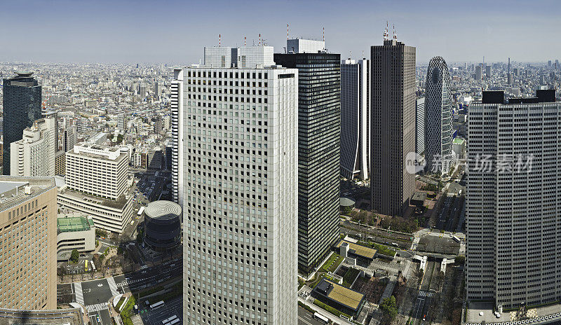 东京新宿空中摩天大楼街道拥挤城市全景日本