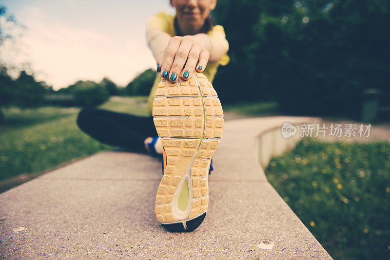 女人的跑鞋的特写