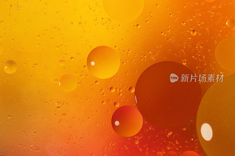 抽象的橙色背景与泡沫的水