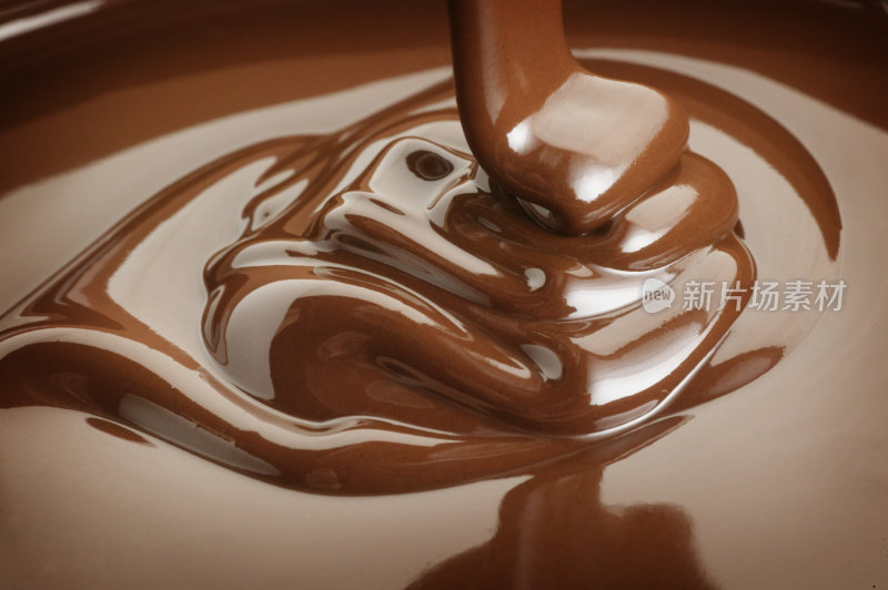 融化的巧克力条正在倾倒