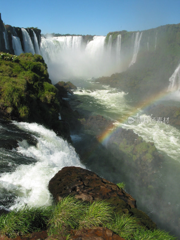 阿根廷的伊瓜苏瀑布，有彩虹和长满草的山丘