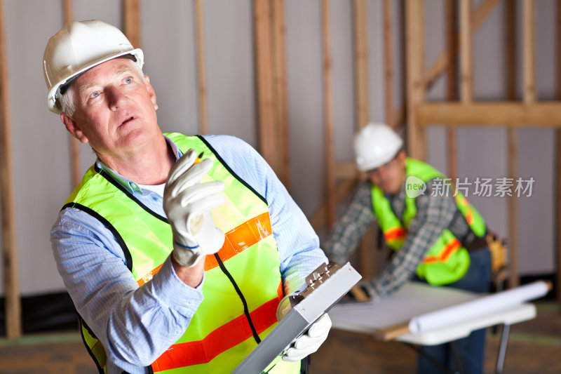 建筑工人在建筑工地检查清单