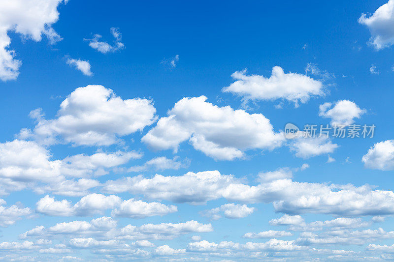 夏天蓝色的天空中有许多白云