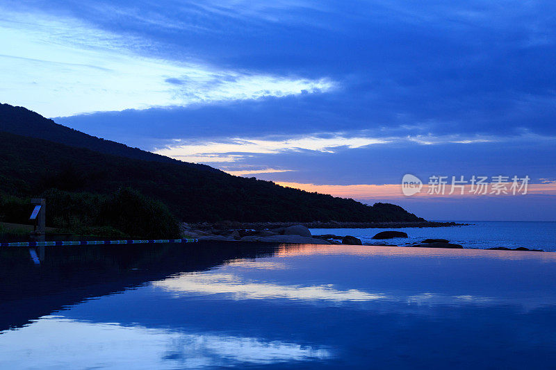 大海中的云景。