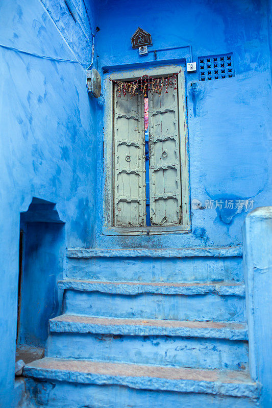 印度蓝色城市焦特布尔的经典门、楼梯和墙。