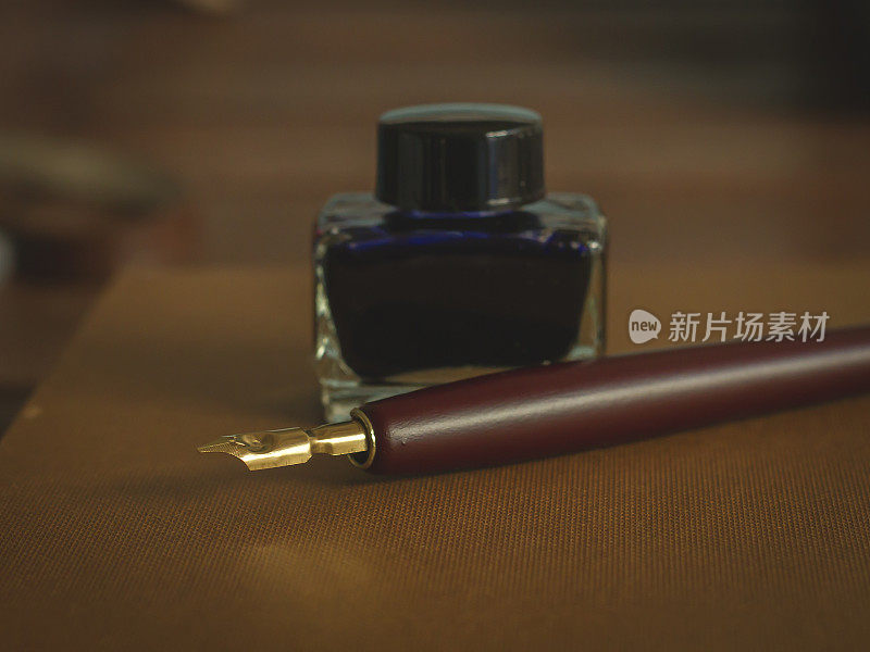 钢笔和蓝墨水