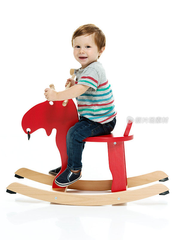 1岁的小男孩骑着摇摆舞的驼鹿