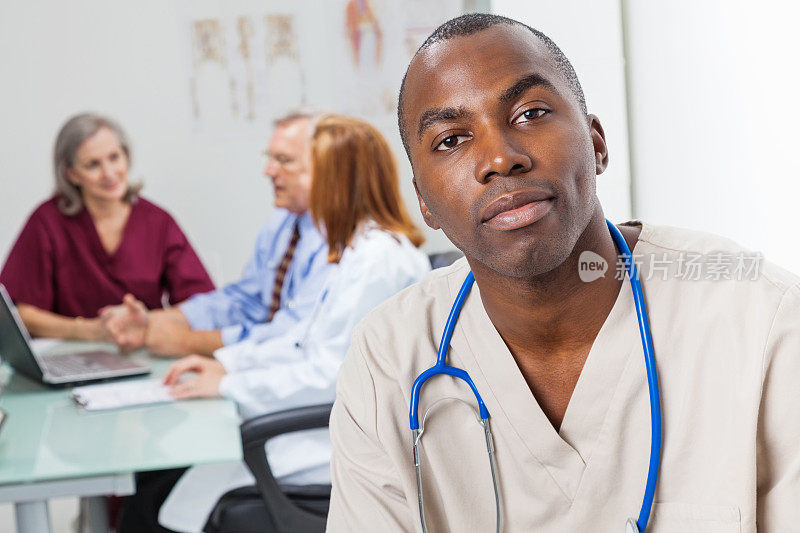 非裔美国男护士在医院或诊所开会