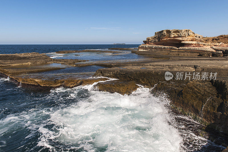 落基海岸与海浪