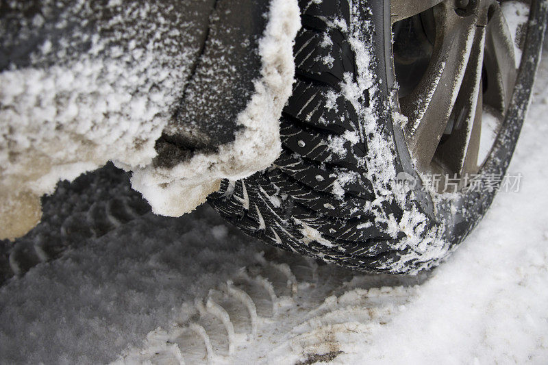 在雪地上行驶的装有雪地轮胎的汽车