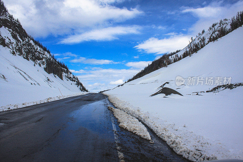 雪山与道路穿过和晴朗的天空