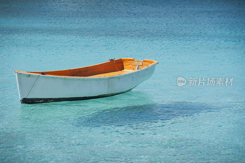 一艘小船漂浮在加勒比海上