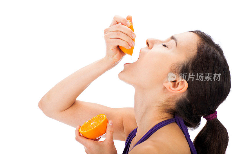 年轻女子挤橙汁