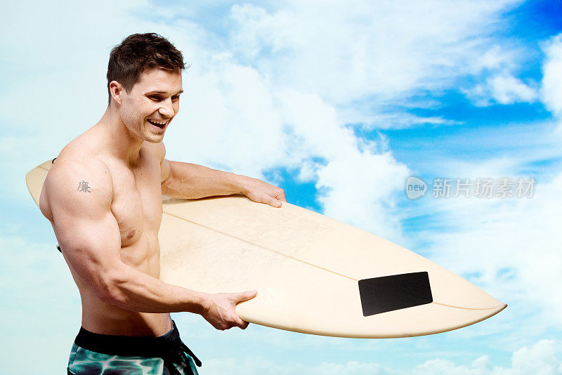 快乐的人站在冲浪板上