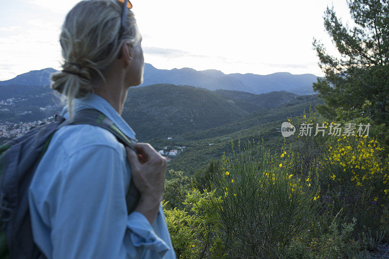 意大利利古里亚的一名妇女望向山坡