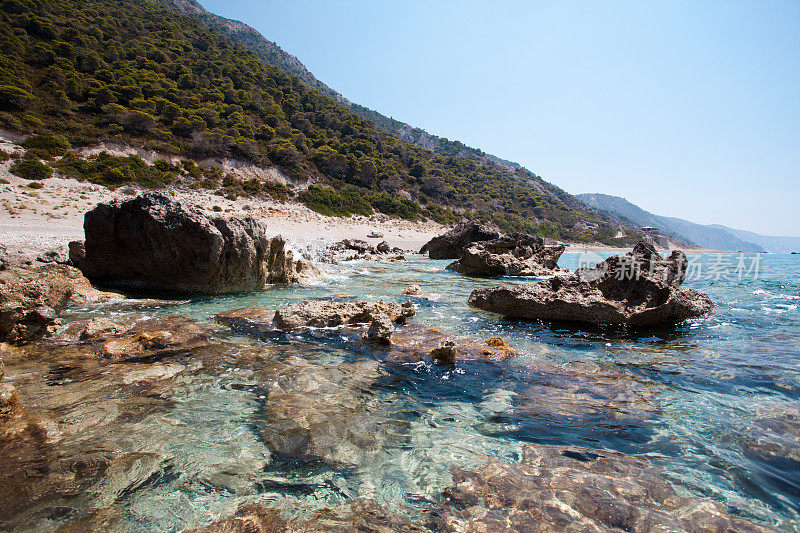 海滩和海边的岩石