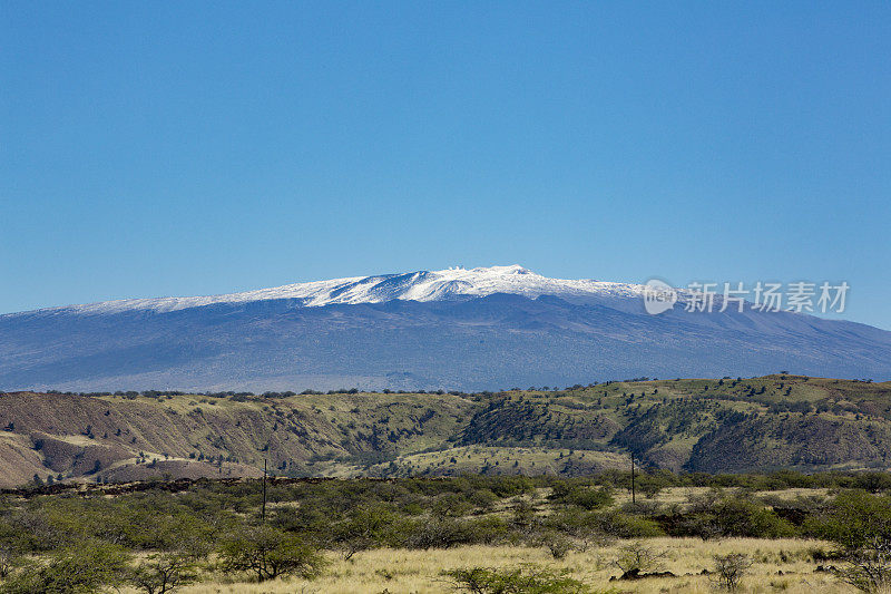 美丽的和积雪覆盖的莫纳克亚山隐现在风景