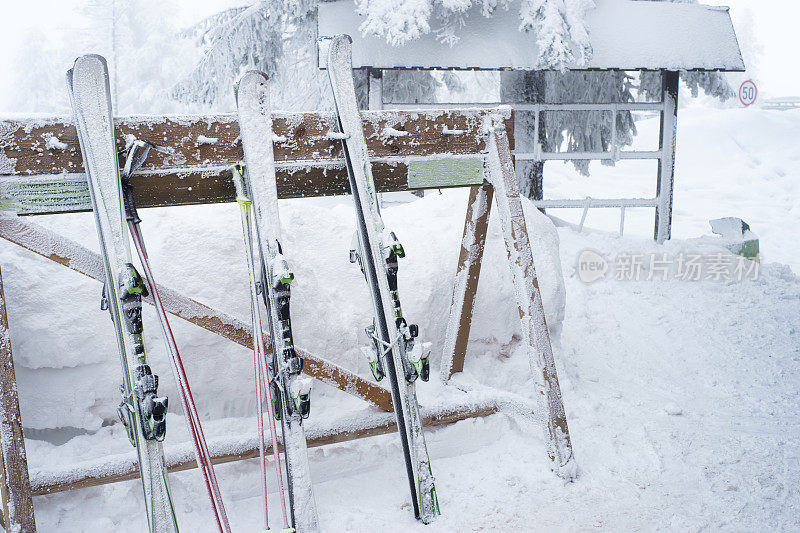 冰冻的滑雪板放在滑雪架上